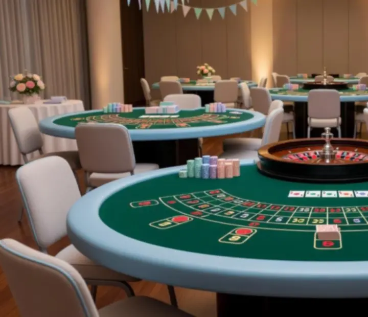 Casino-style opstelling met verlichte speeltafels in een moderne eventlocatie