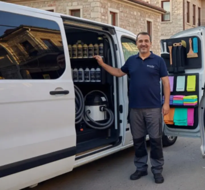 Mobil iç detaylı araç temizlik hizmeti alan bir aracın iç mekânı