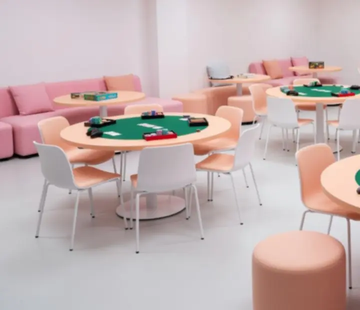 Multifunctionele eventruimte ingericht voor een poker- en kaartavond